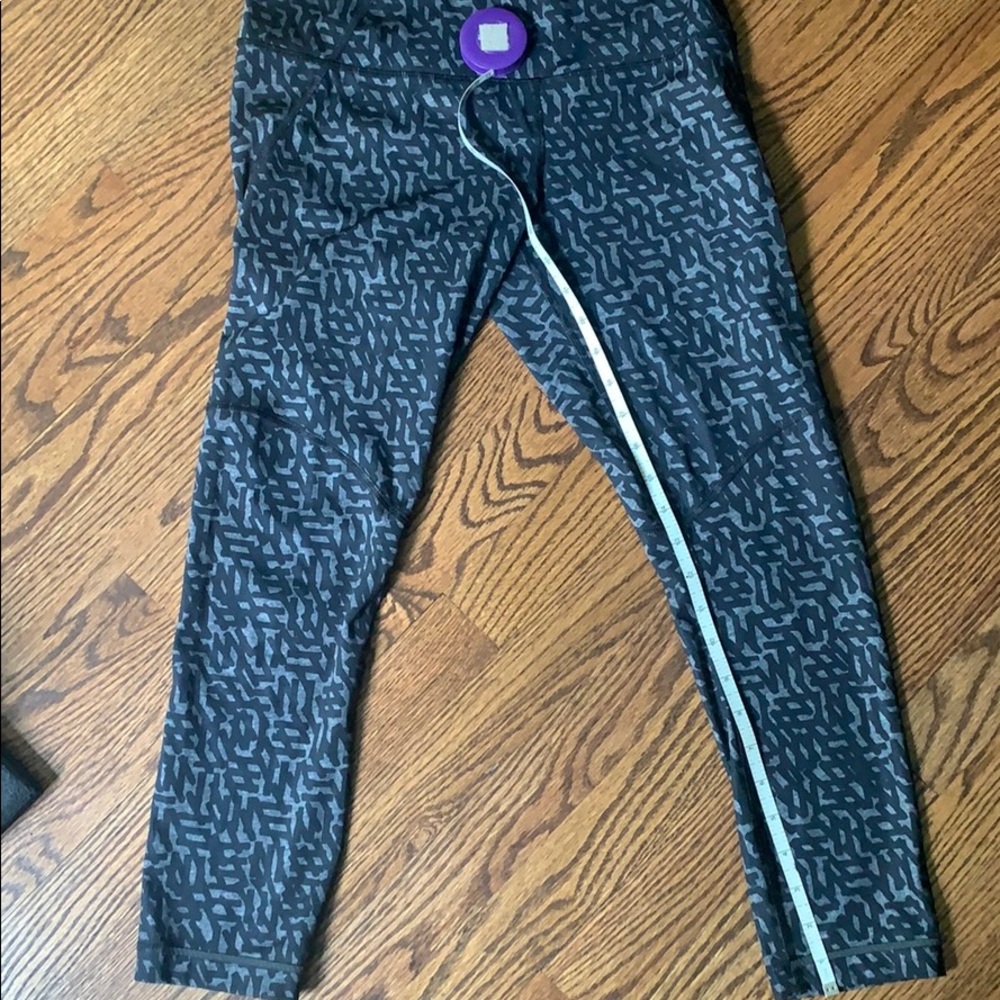 Grey & Black print Size 6 Lululemon Crop - Picture 5 of 7